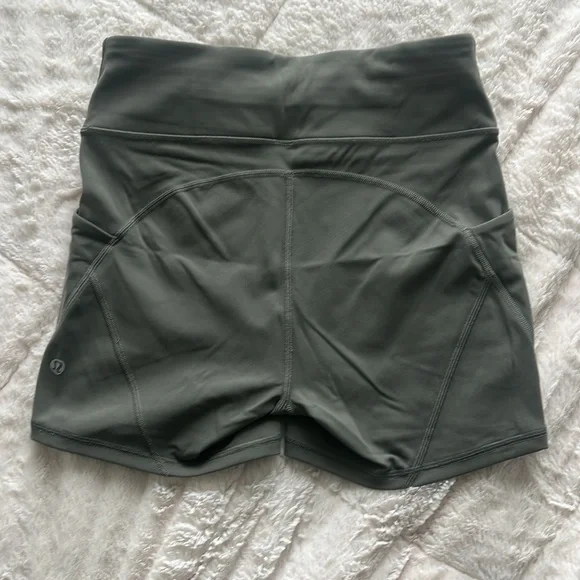 Lulu shorts size 6 grey sage worn once or twice - Picture 2 of 4